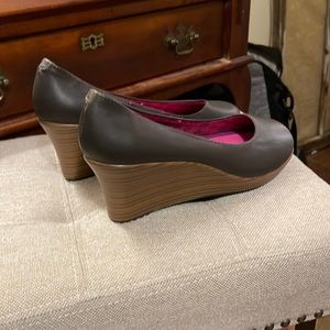 Crocs brown wedge 8.5 - great for Fall!